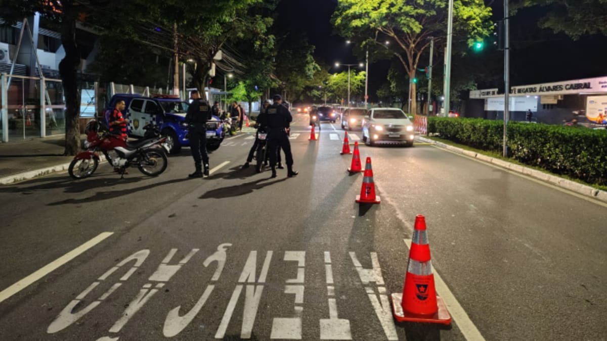 Dois motociclistas são detidos após fuga em blitz da Guarda Municipal em Vitória