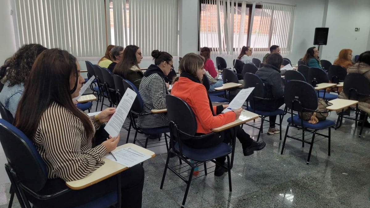 Protesto em Caxias do Sul reúne mais de 400 pessoas contra privatização de escolas públicas
