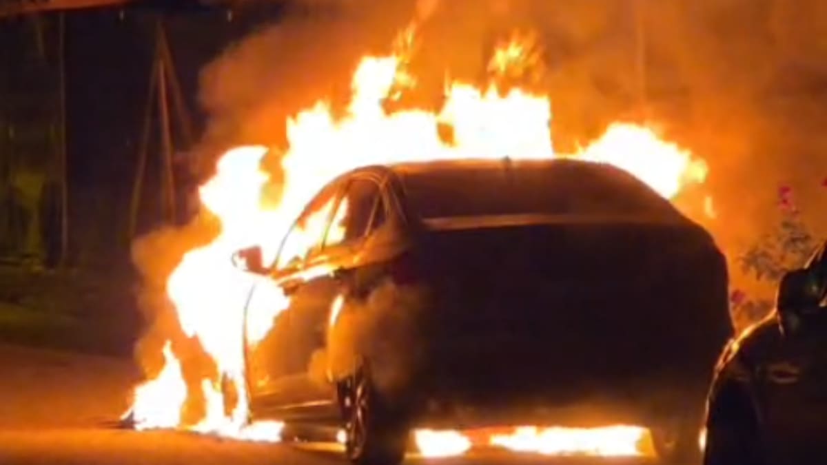 Carro é destruído por incêndio em Balneário Camboriú; proprietária suspeita de ação criminosa