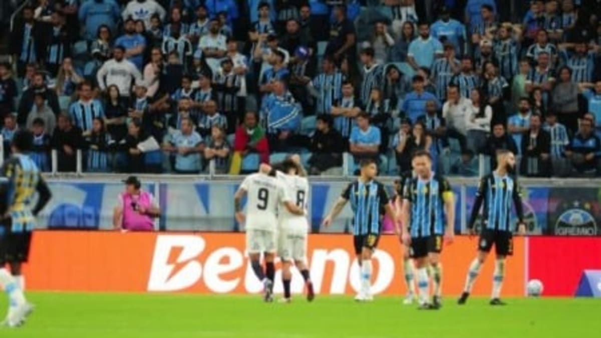 Corinthians vira sobre Grêmio com gols de André e Kaio César