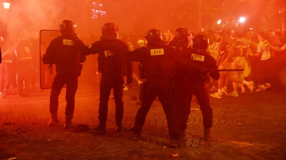 Mais de 400 pessoas são detidas após tumultos em Paris na comemoração do título europeu do PSG