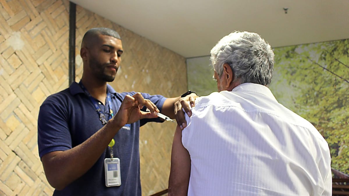 Salvador amplia público-alvo da vacinação contra gripe para conter aumento de síndromes respiratórias