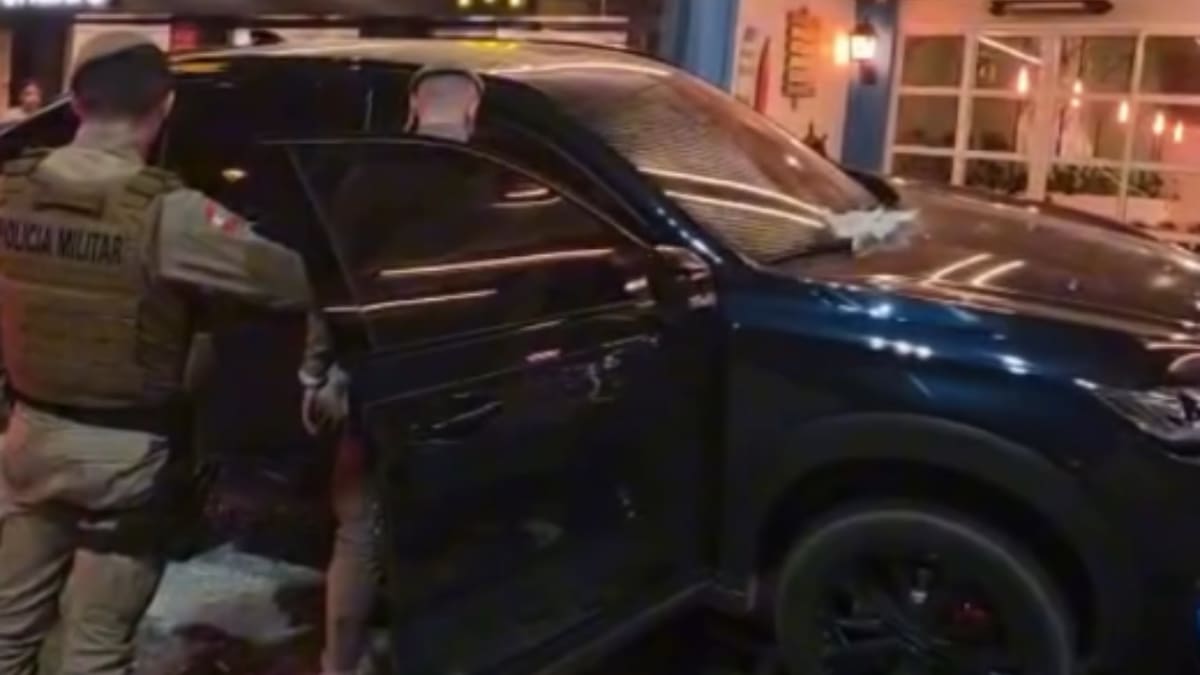 Carro causa danos em área movimentada de Balneário Camboriú, mas não deixa feridos graves