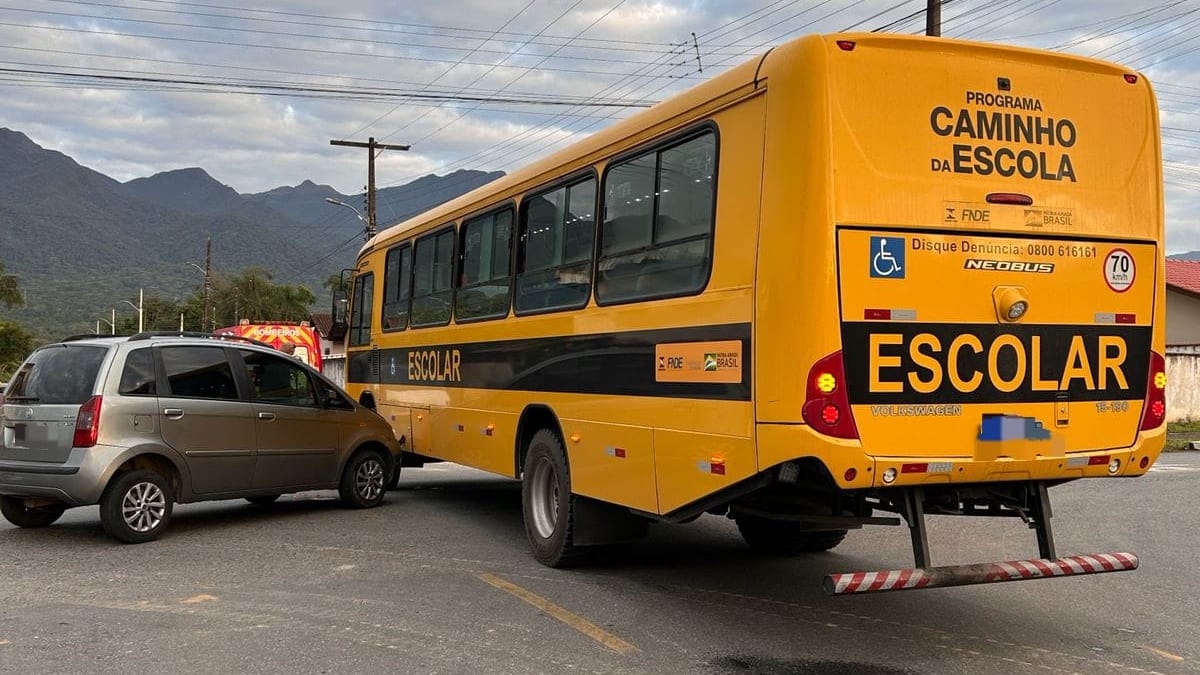 Acidente entre ônibus escolar e carro deixa menor com dores em Garuva