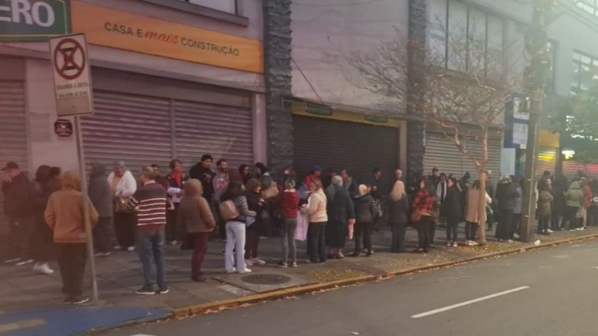 Pacientes enfrentam longas filas durante a madrugada para atendimento e retirada de medicamentos