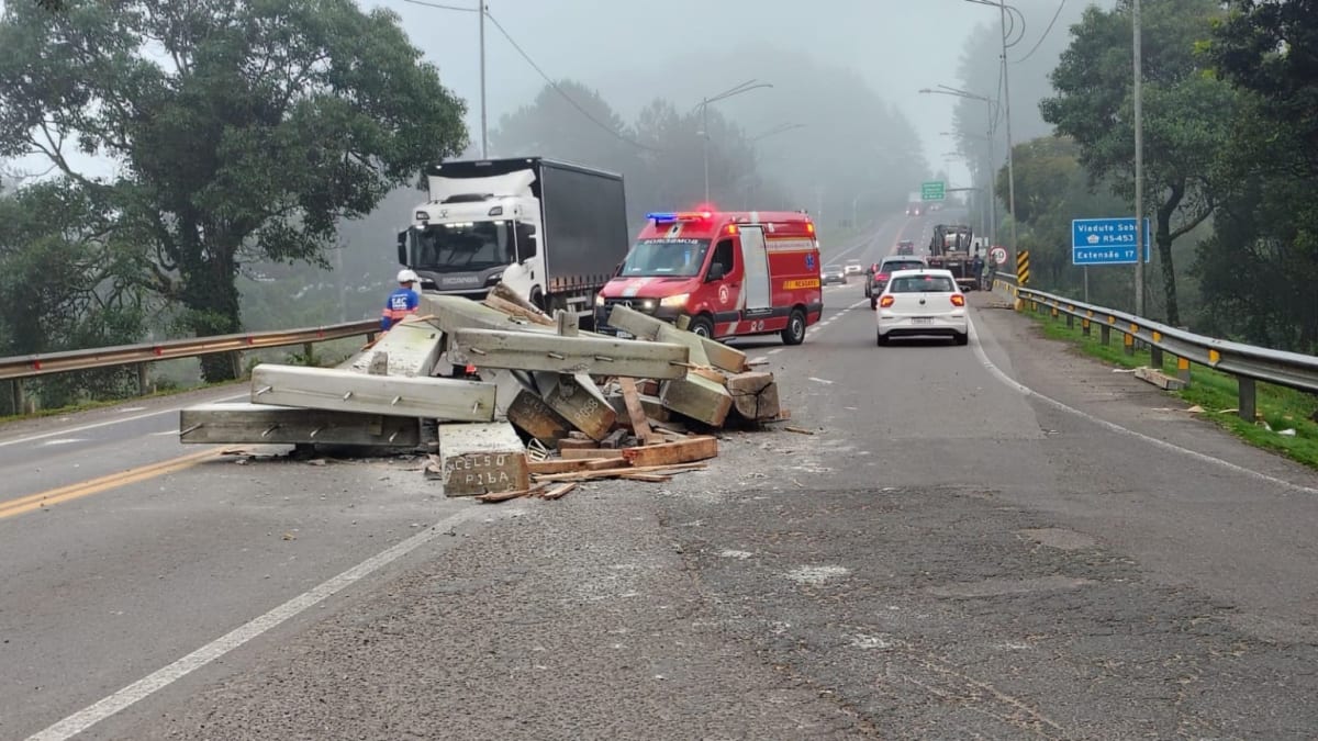 Parte de viga de caminhão tomba na BR-470 em Bento Gonçalves e causa danos materiais