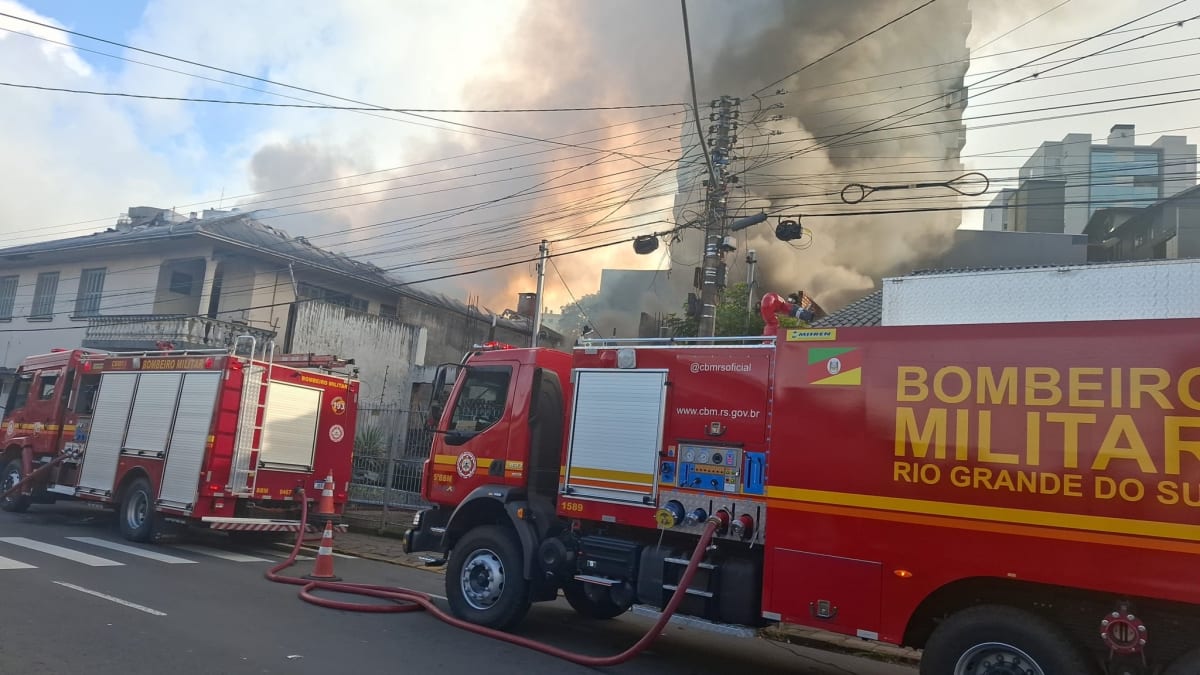 Incêndio mobiliza Corpo de Bombeiros na rua Visconde de Pelotas, em Porto Alegre