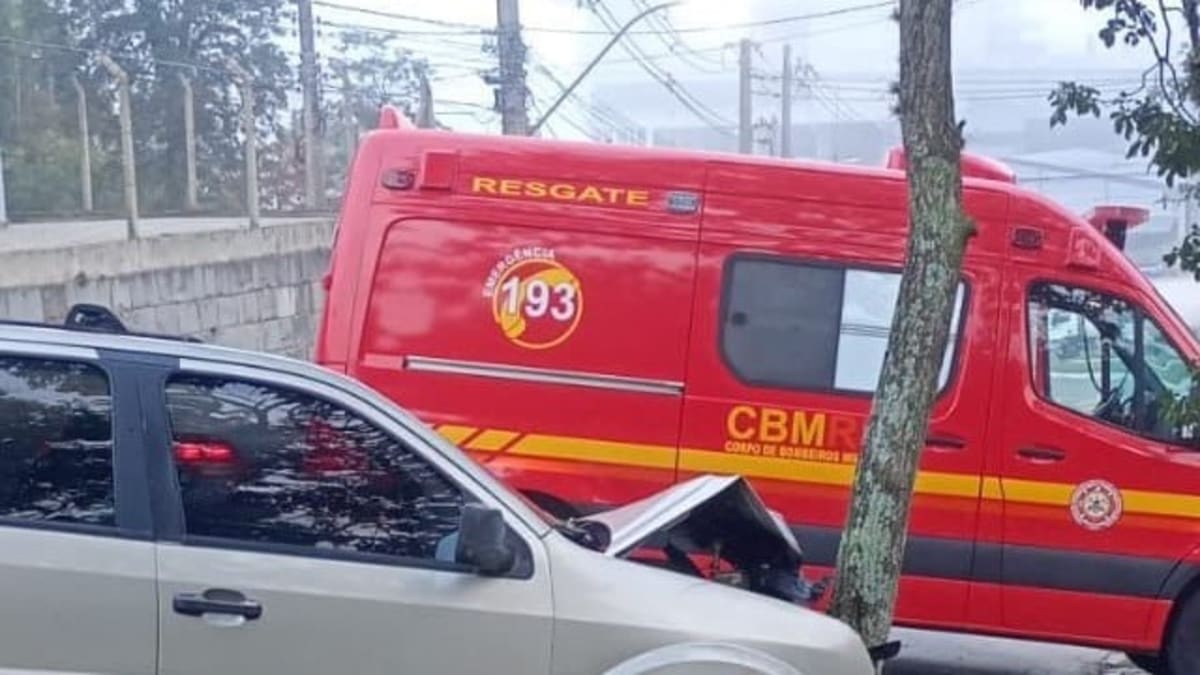 Jovem de 20 anos fica ferido após colisão contra árvore em Bento Gonçalves