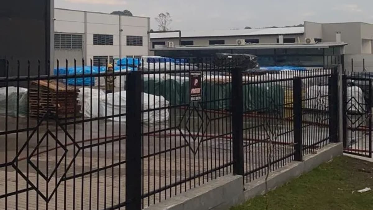Incêndio atinge depósito de empresa de produção de couro em Porto Alegre