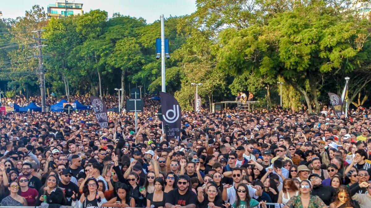 Superlotação na cabeceira da Ponte Hercílio Luz causa confusão durante show em Florianópolis