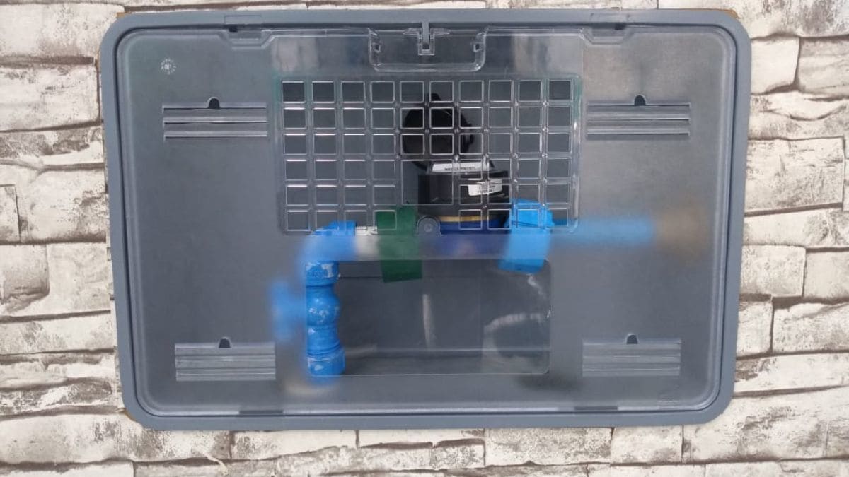 Águas de Camboriú orienta instalação padronizada de caixas para hidrômetros para garantir segurança e eficiência