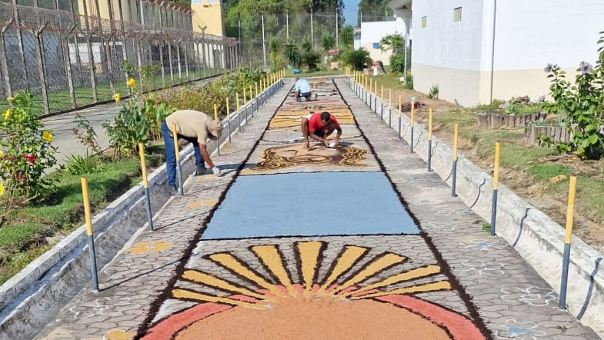 Detentos de unidades prisionais do Espírito Santo produzem 316 metros de tapetes de Corpus Christi