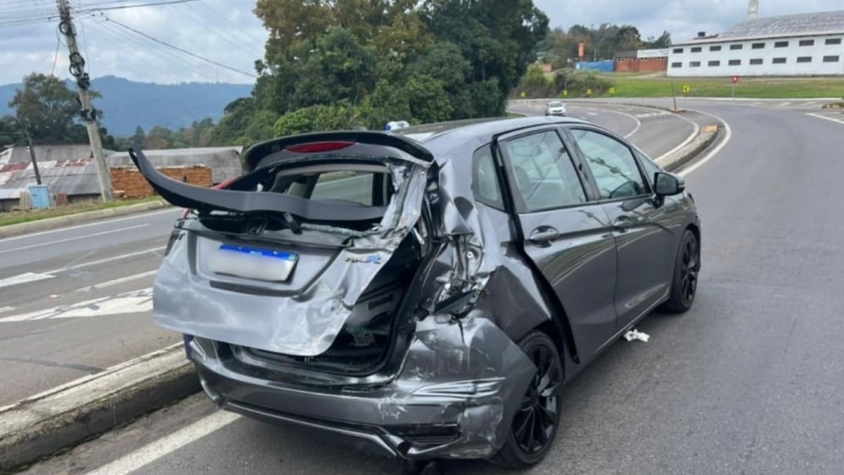 Colisão traseira entre caminhão e carro deixa passageira ferida em Caxias do Sul