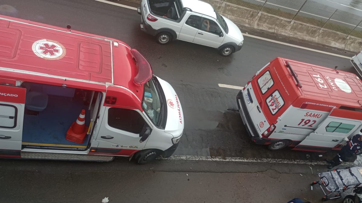 Motorista de 64 anos fica em estado grave após aquaplanar e bater contra pilastra na ES-482