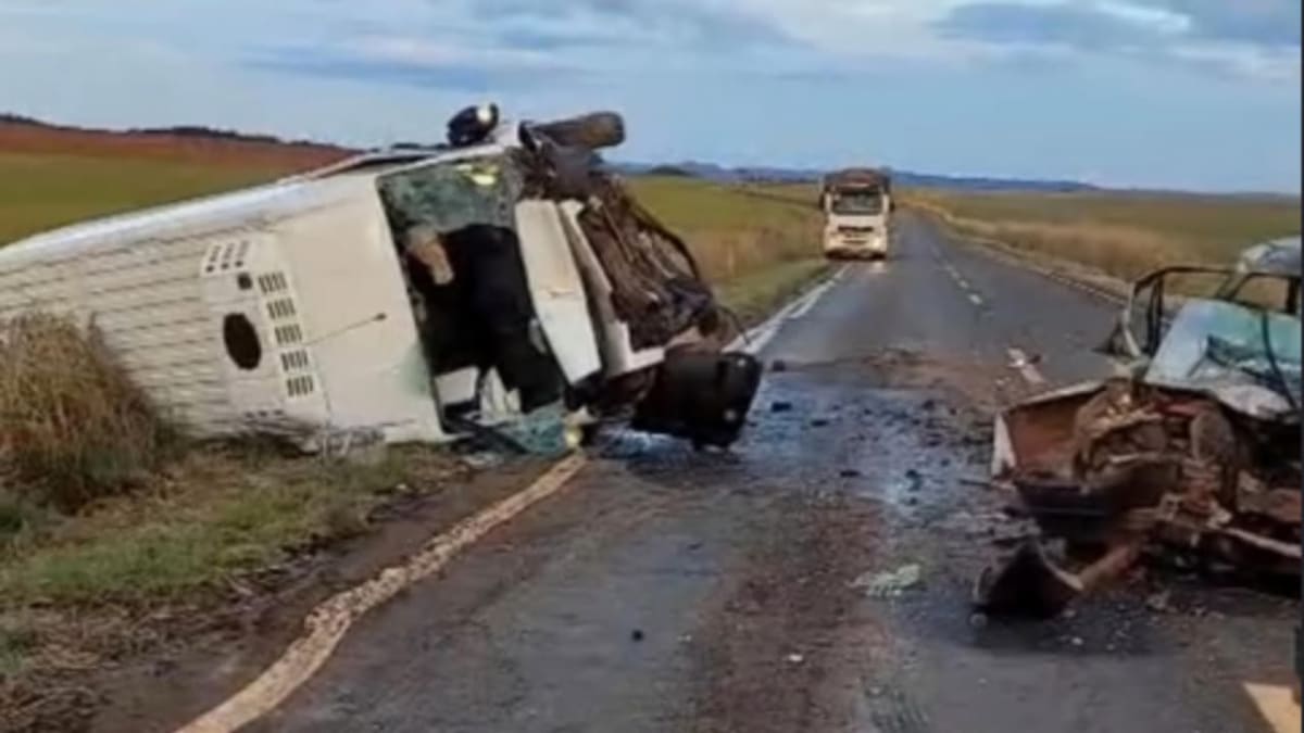 Três pessoas morrem após colisão entre van da saúde e carro na GO-230, em Goiás