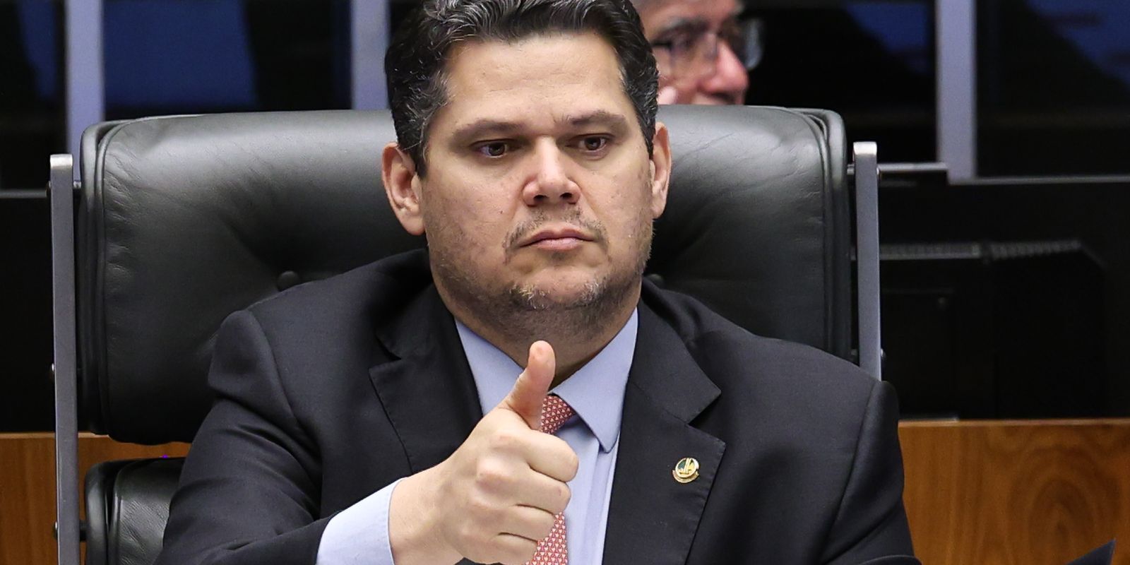 Alcolumbre sugere "melhorar" 6x1 e quer passar PEC por comissões