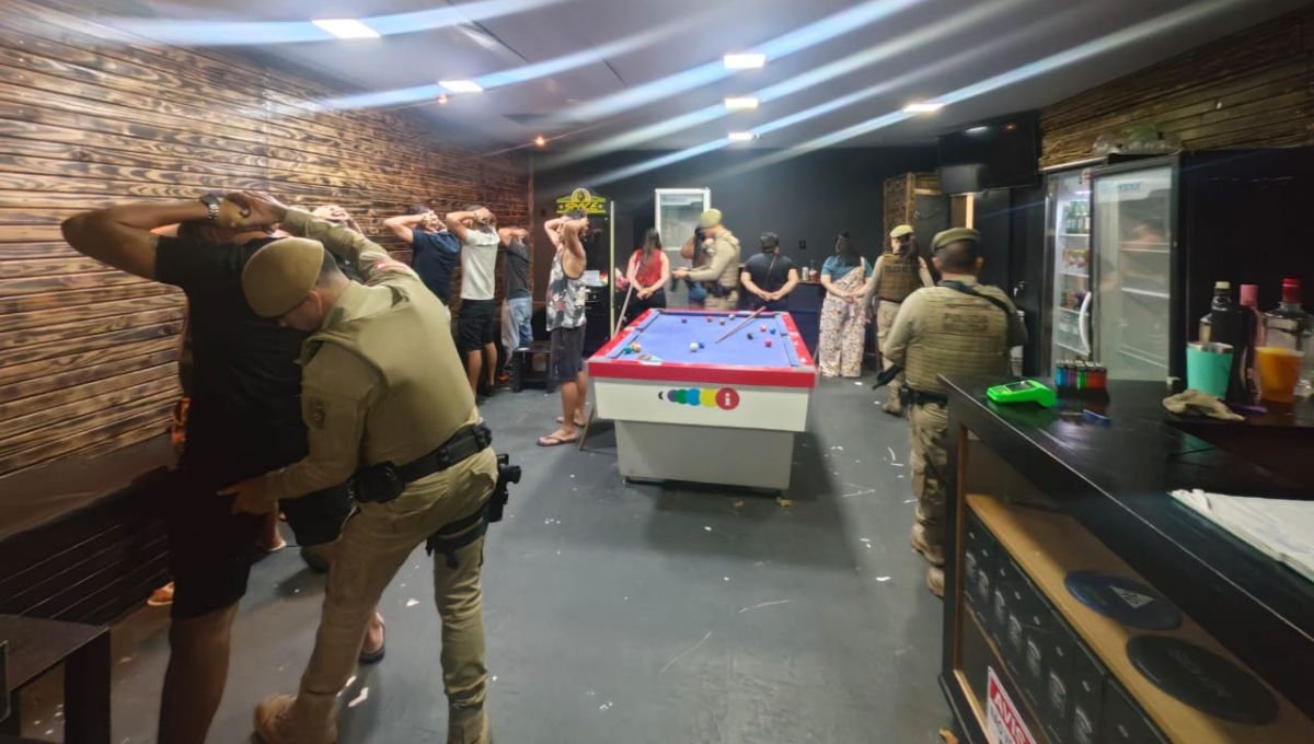 Operação em bares de Itapema e Porto Belo prende foragido e apreende arma