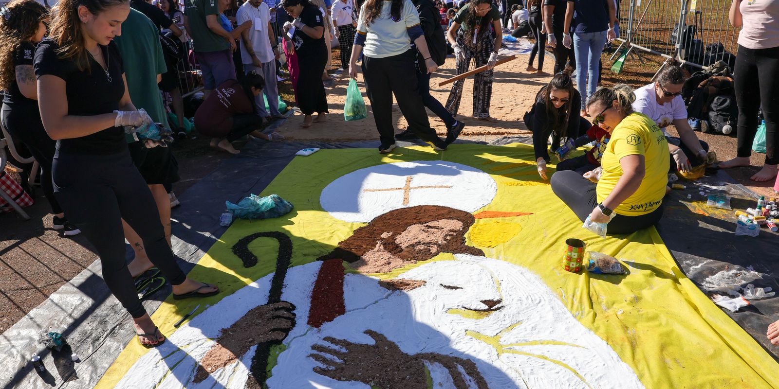 Jovens no DF se unem por tapetes de Corpus Christi e "jejum" de telas