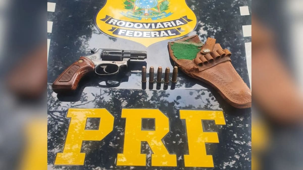 PRF apreende revólver e resgata criança sem responsável legal em abordagem na BR-101