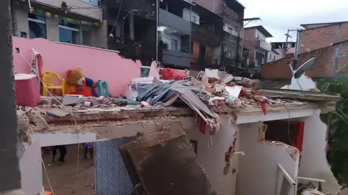 Desabamento em Pirajá deixa criança de 9 anos soterrada