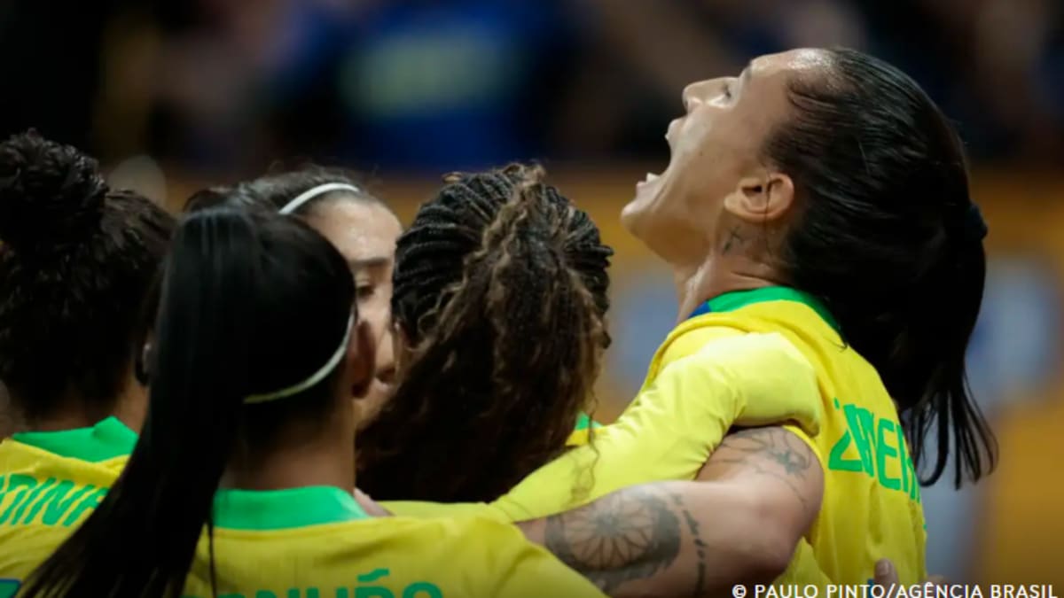 Sem Marta, Brasil ganha de virada dos EUA com festa e estádio cheio em SP