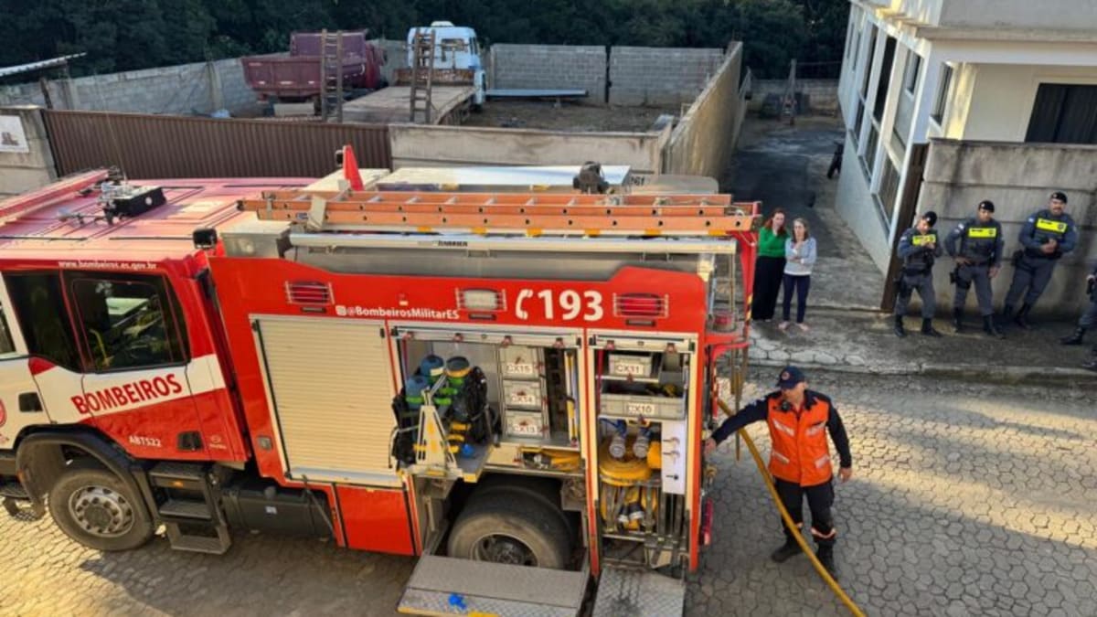 Celular na tomada superaquece e provoca incêndio em casa de dois andares em Conceição do Castelo