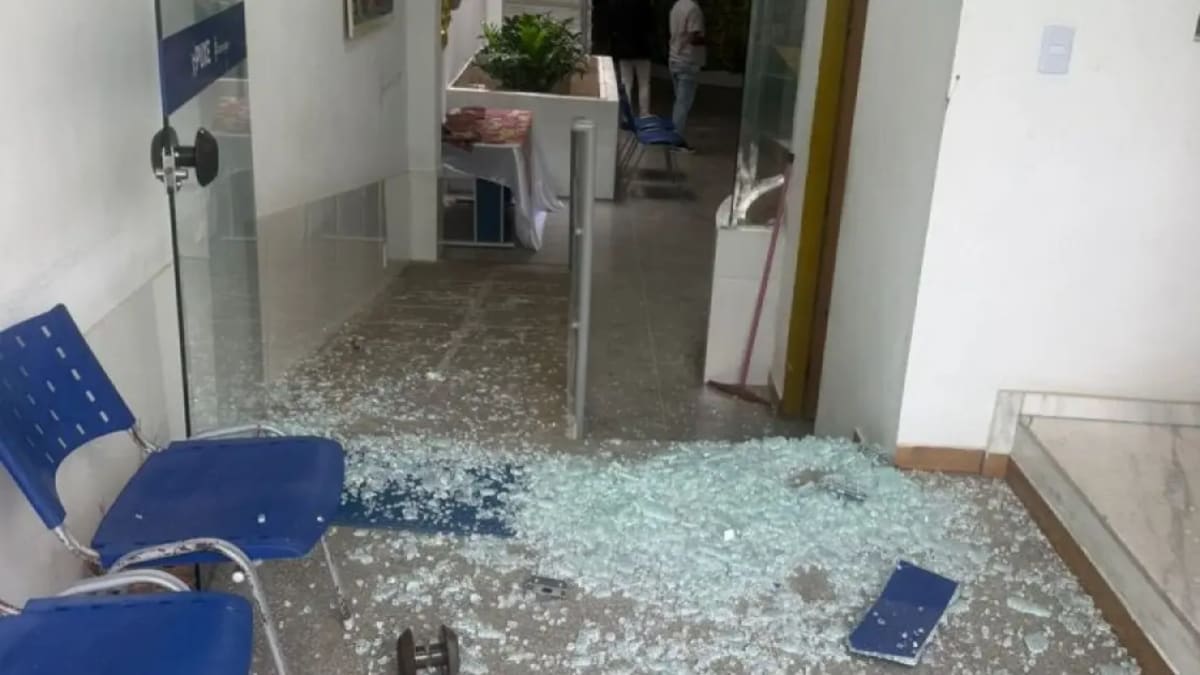 Réu por tentativa de homicídio tenta fugir durante julgamento e quebra porta de vidro no interior da Bahia