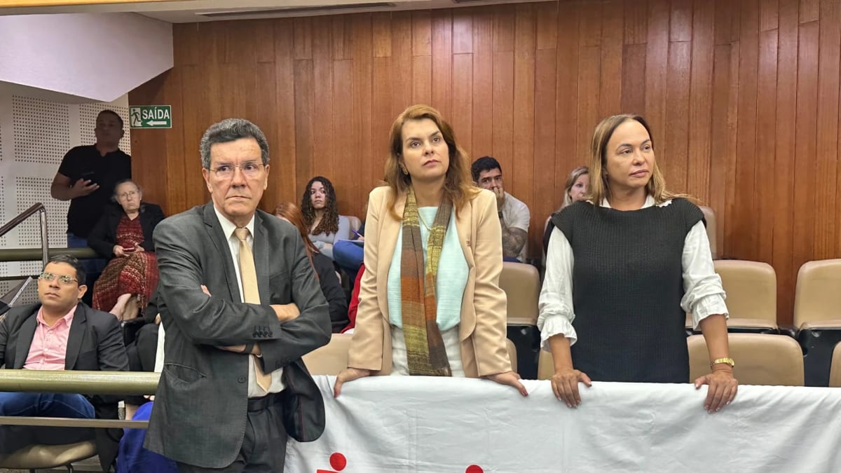 Emenda que amplia contratos temporários gera embate durante votação do piso dos professores na Câmara