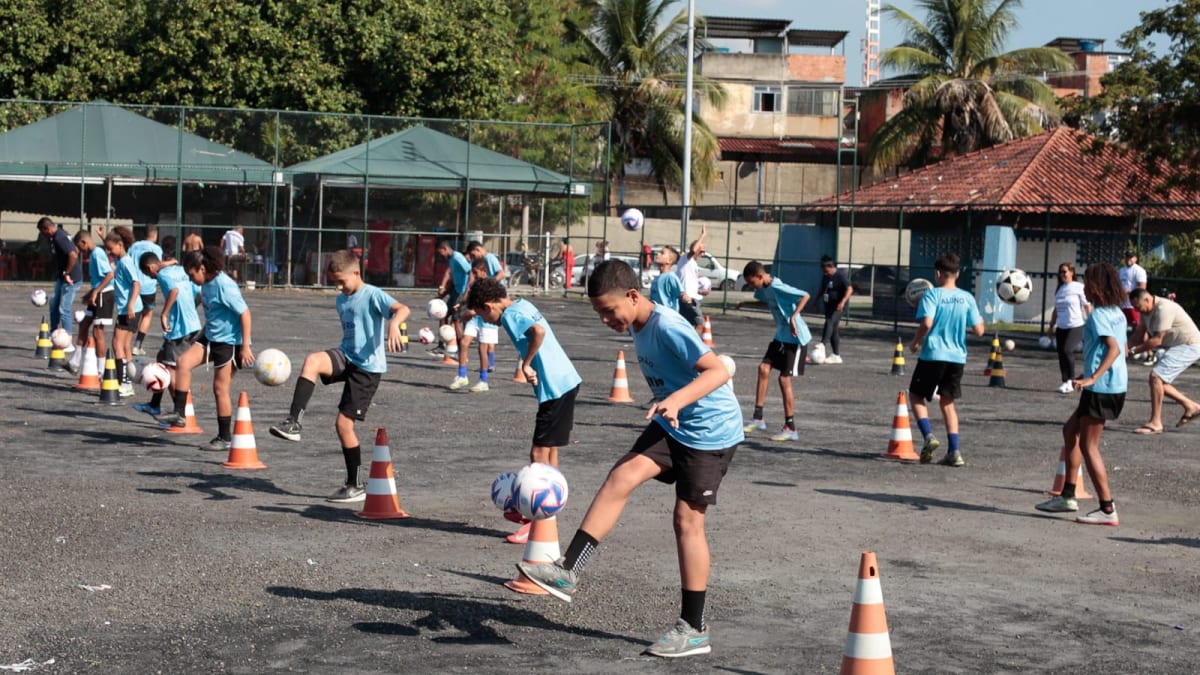 Alunos da Vila Olímpica de Ramos participam de recorde mundial de embaixadinhas