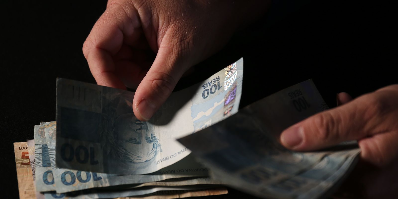 Brasileiros sacaram em abril R$ 482, 8 milhões esquecidos em bancos