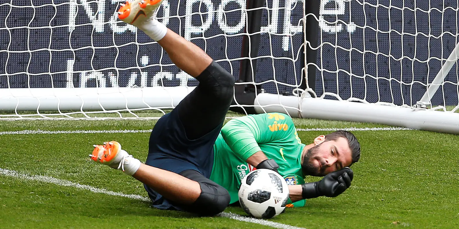 Alisson diz estar "100%" preparado para estreia do Brasil na Copa