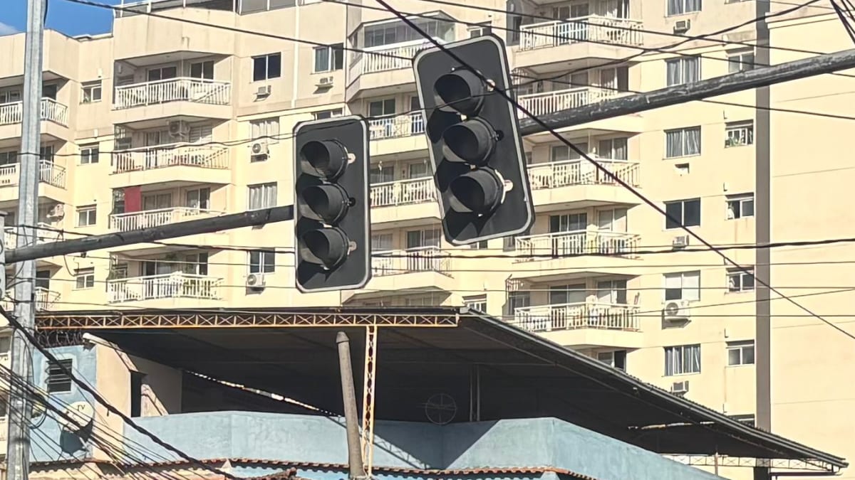 Búzios instala primeiro semáforo de sua história e surpreende moradores