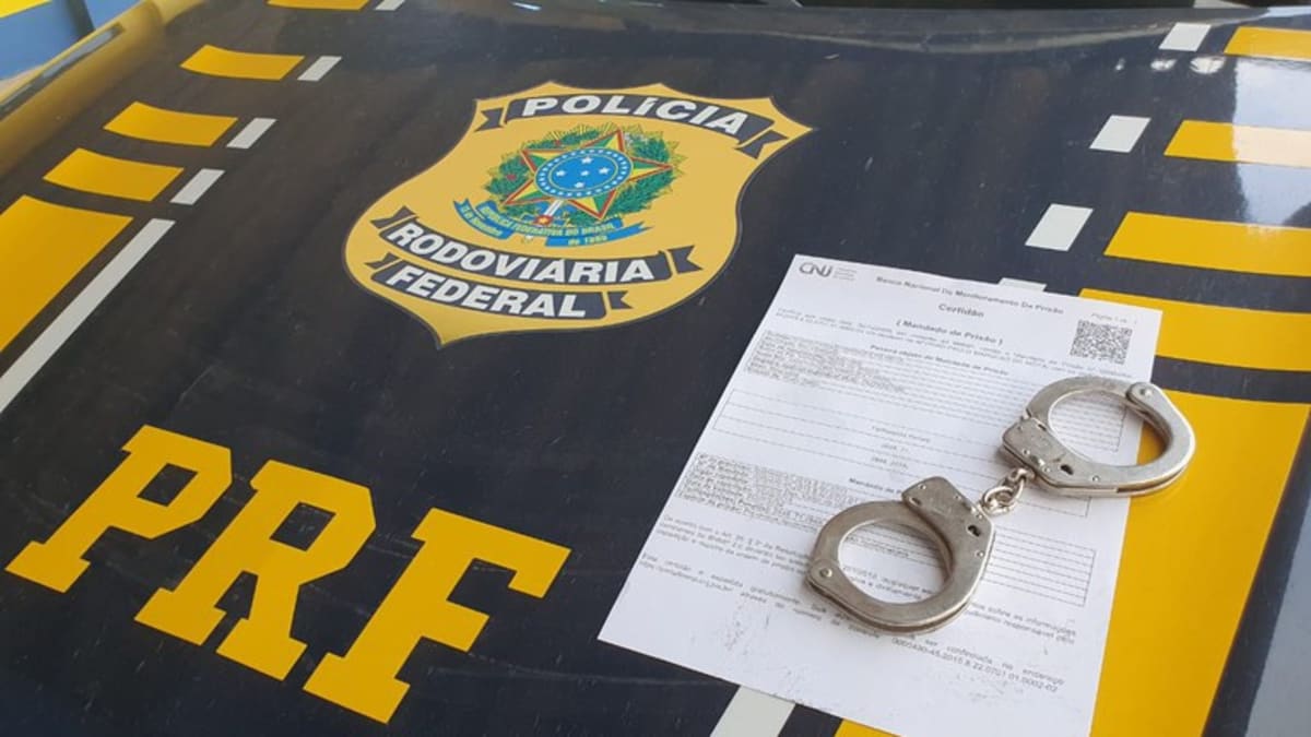 PRF prende homem com mandado por violência contra mulher durante fiscalização na BR-101