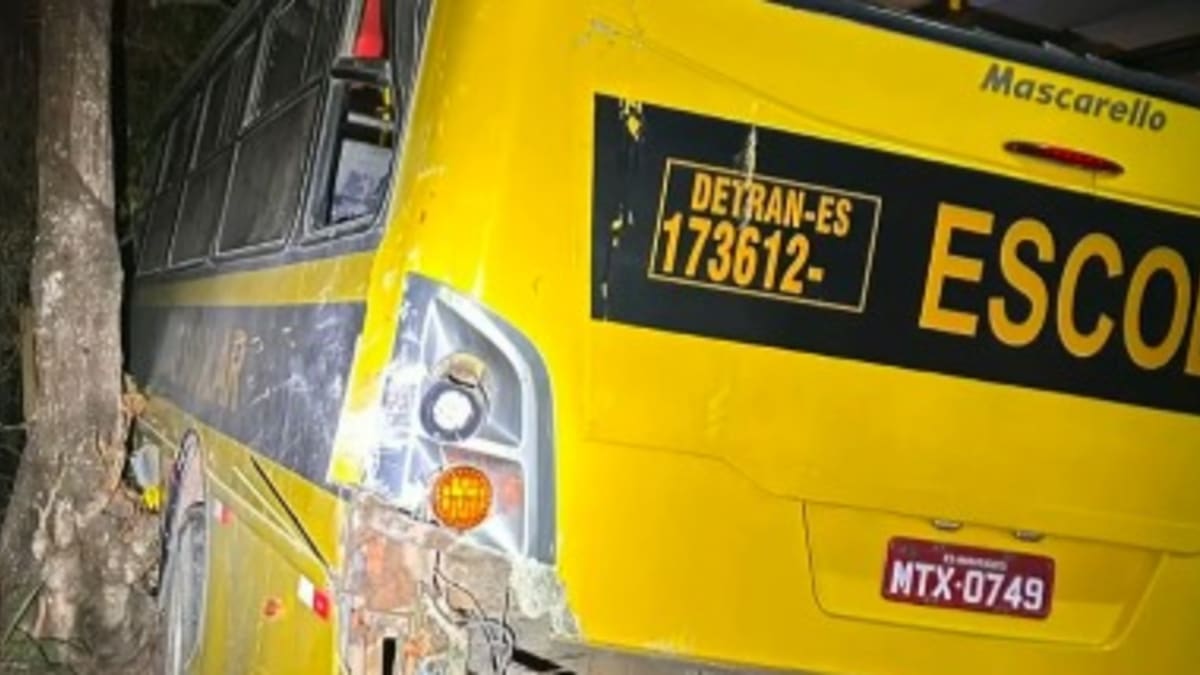 Falha mecânica e perda de controle provocam acidentes com ônibus escolares em Marataízes