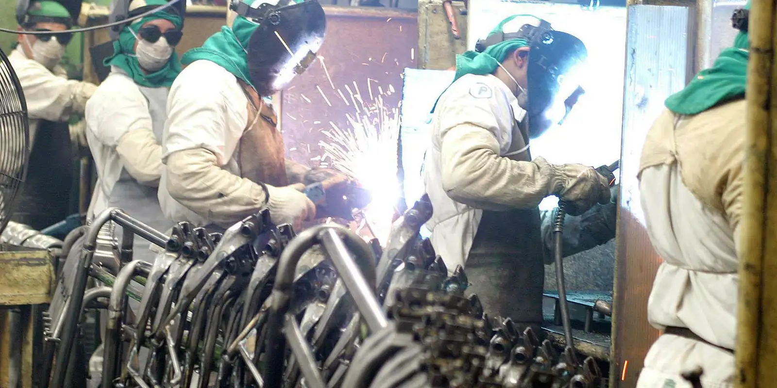 Produção industrial brasileira avança 0, 7% em abril