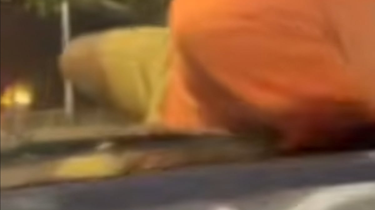 Homem pega carona no capô de carro e dá de cara com a polícia em Vila Velha