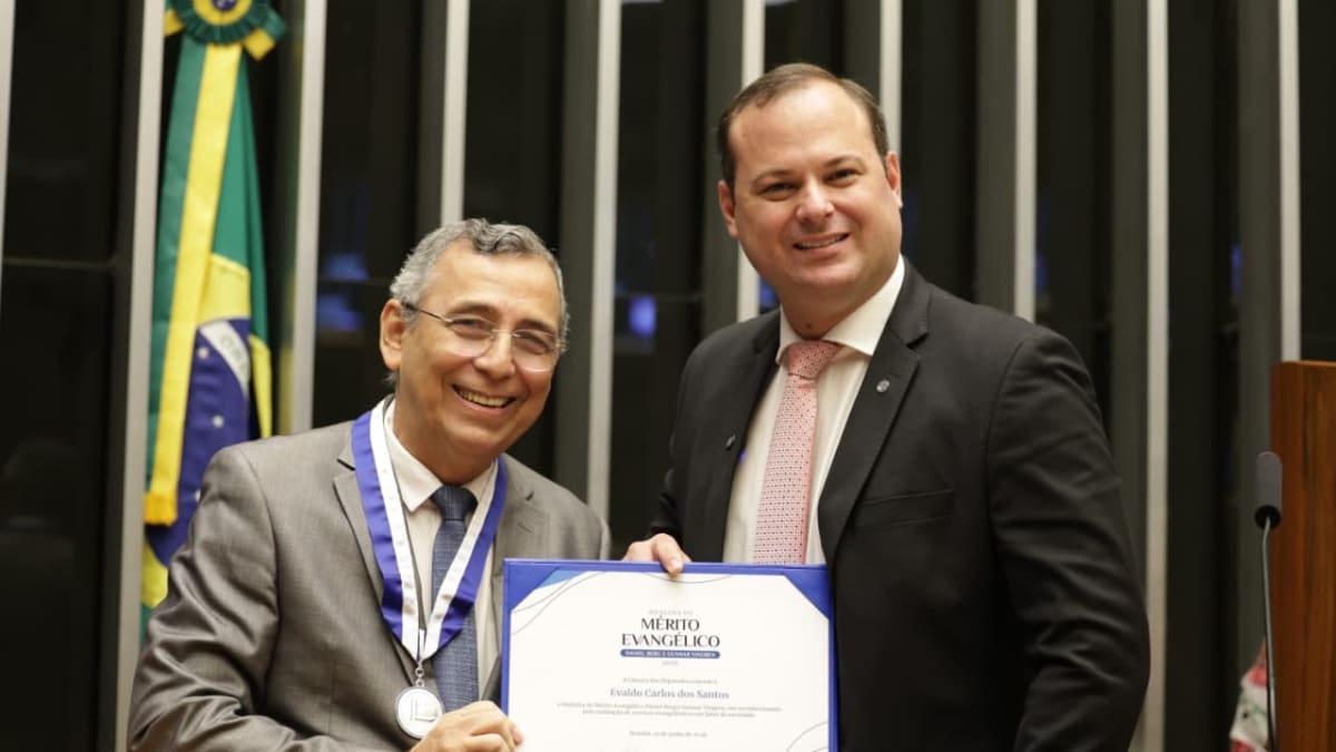 Dr. Victor Linhalis homenageia pastor Evaldo Carlos dos Santos com a Medalha do Mérito Evangélico em Brasília