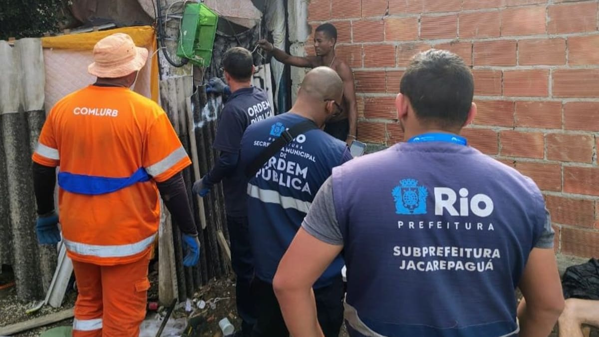 Prefeitura do Rio desocupa terreno em Vila Valqueire e recolhe 12 toneladas de resíduos