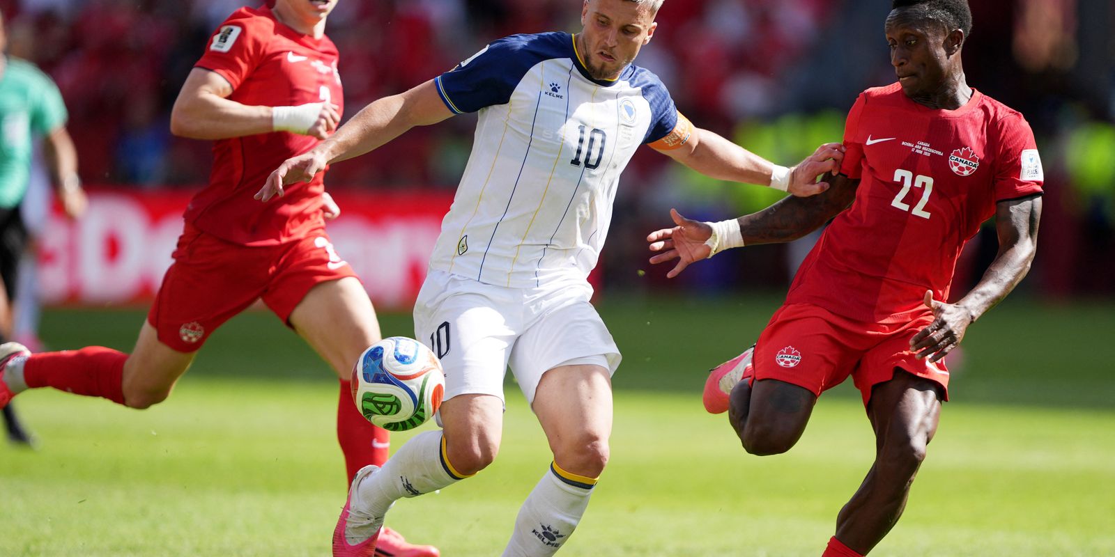 Canadá e Bósnia ficam no empate na estreia na Copa 1 a 1
