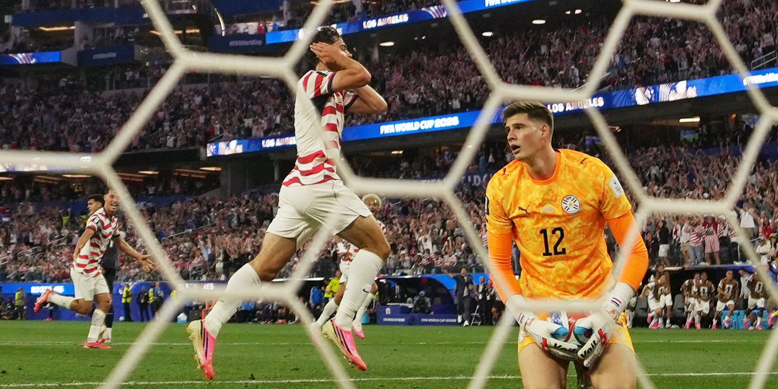 EUA estreia na Copa do Mundo com goleada sobre o Paraguai 4x1