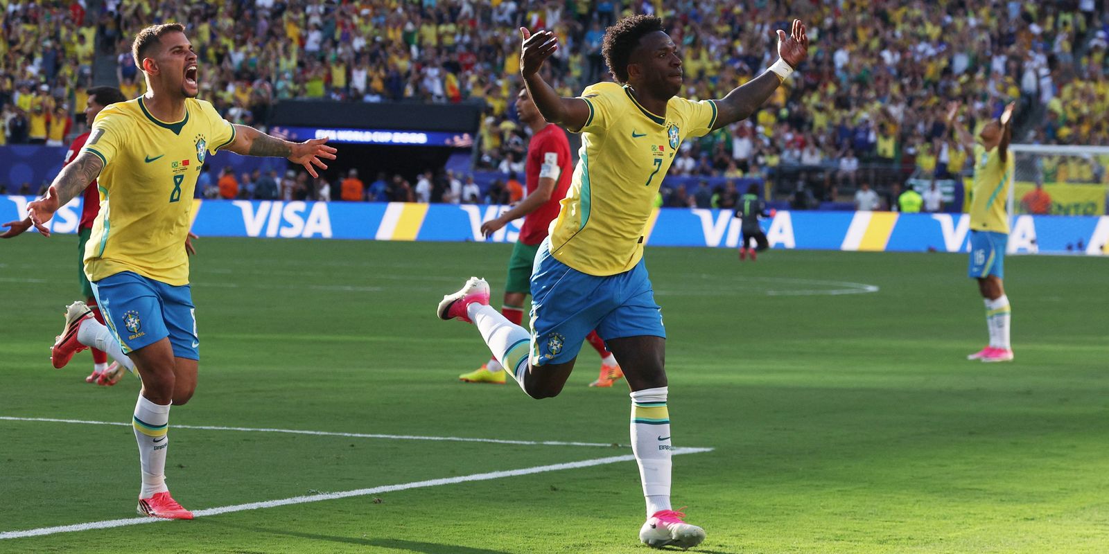 Raphinha, Vini Jr e Douglas Santos se destacam nos números da estreia
