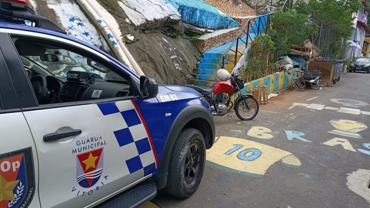 Homem abandona moto roubada e deixa esposa para trás durante abordagem