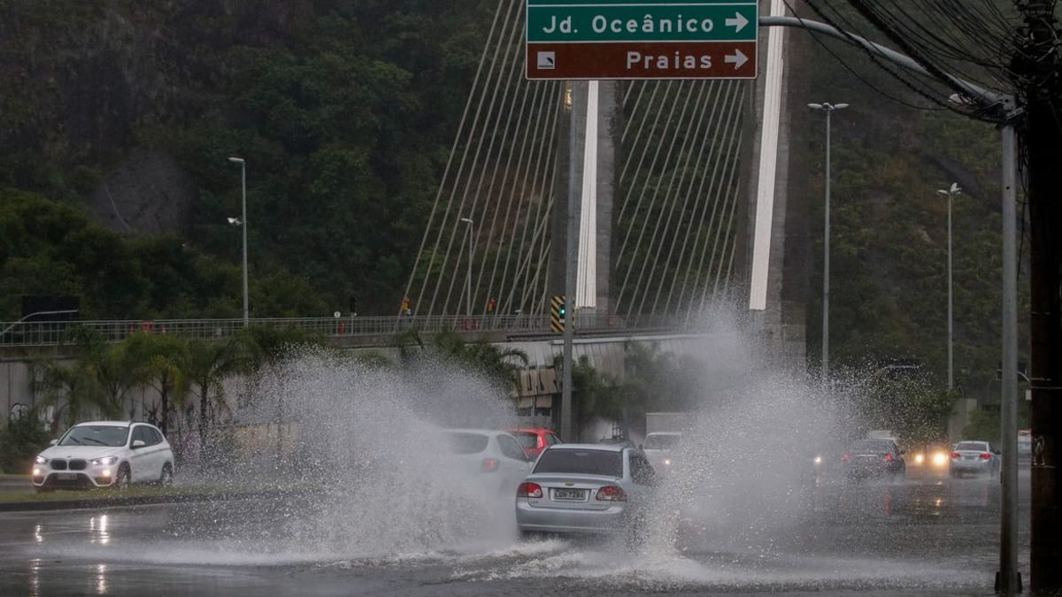 Chuva forte provoca alagamentos e bolsões d'água em bairros do Rio