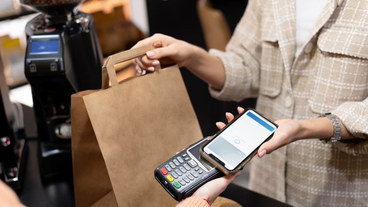 Vendas no comercio despencam 15 em abril diz ibge