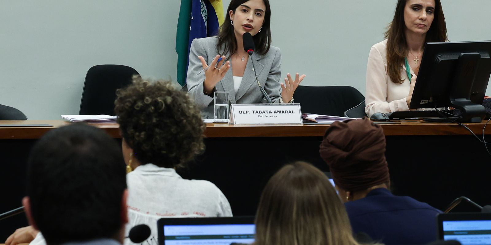 Proposta que criminaliza misoginia avança na Câmara dos Deputados