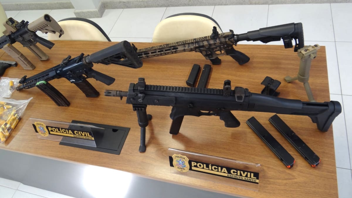 Arsenal com armas de alta letalidade é apreendido na Grande Vitória; fuzil era anunciado por R$ 50 mil
