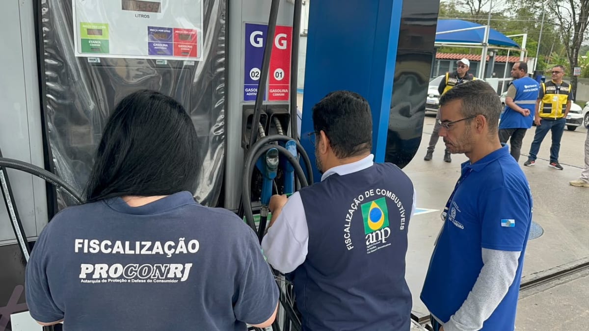 Força-tarefa do Procon-RJ interdita postos e apreende veículos irregulares no Rio
