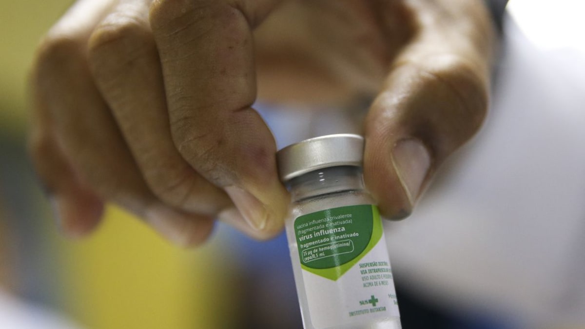 Vacina contra gripe não provoca a doença e segue como principal forma de prevenção, afirmam especialistas