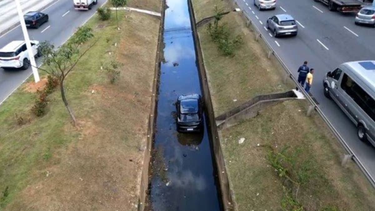 Carro de luxo avaliado em R$ 800 mil cai em córrego na Avenida ACM