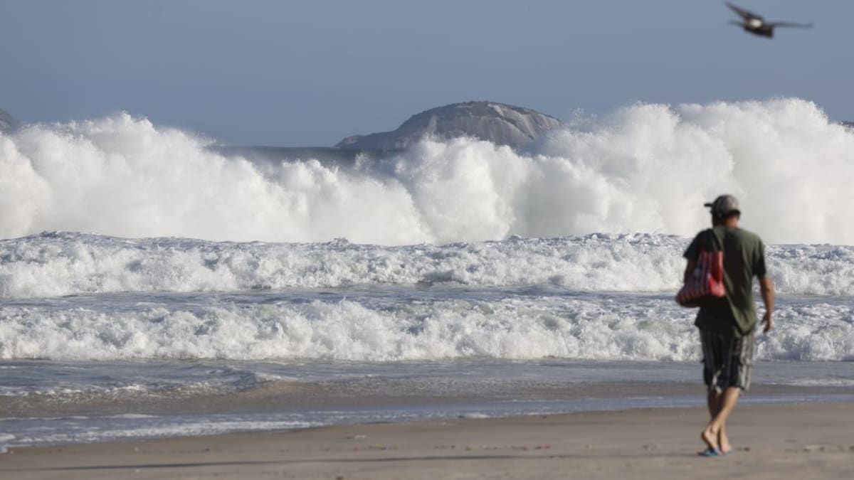 Ressaca deixa litoral do Rio em alerta com ondas de até 2,5 metros